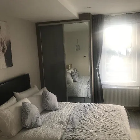Trinity - 2b Studio Apt Apartment